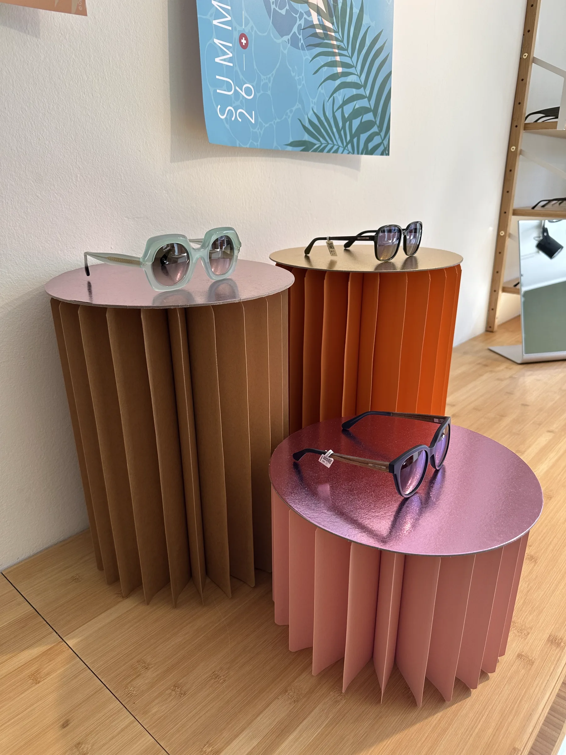 Sonnenbrillen auf bunten Display-Säulen